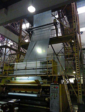 工場内に設置されている巨大なポリエチレンフィルム製造機